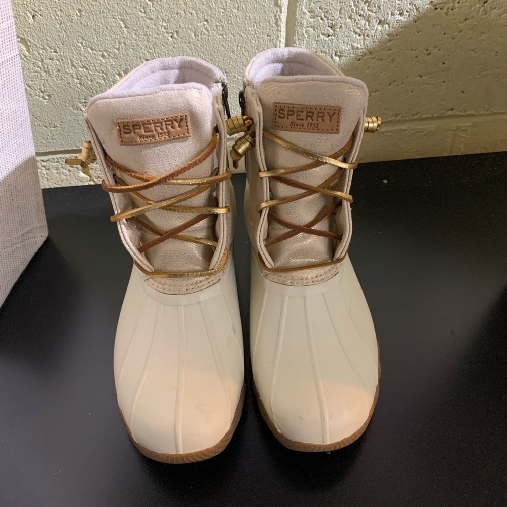 Selling my sperry boots! Only worn a few times. True to size.
